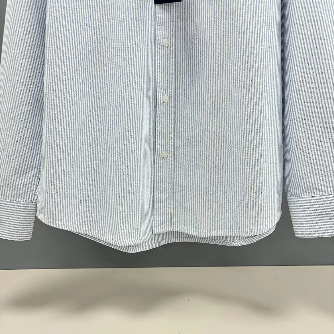 🅿️230 Ralph Lauren/Ralph Lauren imitation striped embroidered shirt. It is made of 100% cotton Oxford fabric. The 100% cotton material makes it very breathable. It is comfortable to wear and not easy to sweat. It has a loose fit and a three-dimensional upper body. The lines are smooth and natural. From the shoulder line to the waistline and then to the hem, the line transition is smooth. There are no unnecessary folds or accumulation. The whole body is neat and stretched. The chest is embellished with the iconic pony embroidery. It is simple but highly recognizable. The color transition of the embroidery thread is natural. The stitches are even and the spacing is uniform and the stitches can be connected naturally. The lines are smooth and not stiff. Color: Blue Size: S M L XL